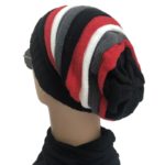 Bonnet en tricot de couleur noir, blanc, rouge et gris.