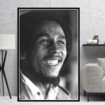 Affiche du chanteur Bob Marley en souriant.