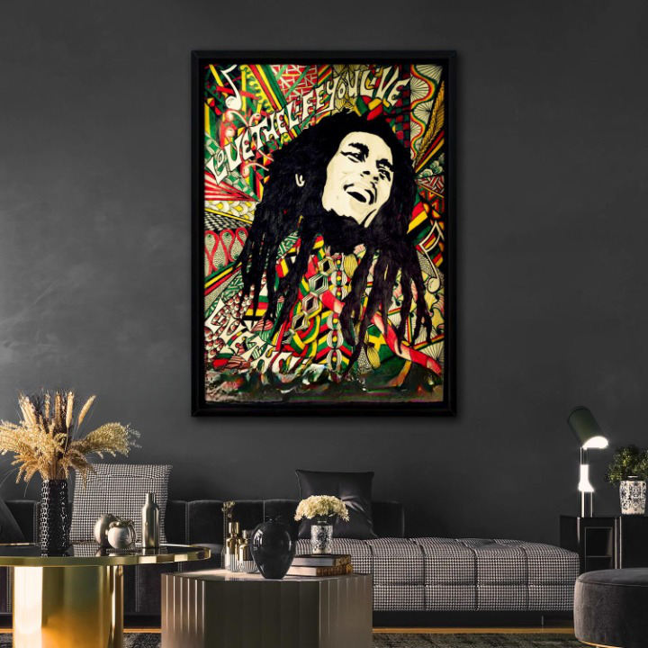 Peinture sur toile Bob Marley en graffiti en multicolore, accroché sur un mur noir dans un salon avec un canapé gris