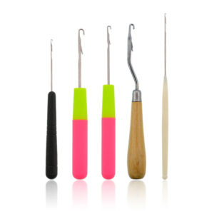 Lot de Cinq Crochets Dreadlocks pour Tressage Design et Moderne sur fond blanc