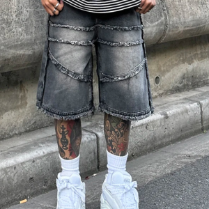 Baggy Short Gris et Décontracté pour Homme sur un homme sur fond gris