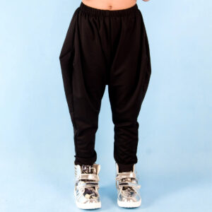 Sarouel Enfant Décontracté avec Taille Élastique sur un enfant sur fond bleu