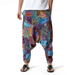 Sarouel Multicolore de Style Africain avec Imprimés pour Homme sur un homme sur fond blanc