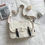 Besace Femme Fashion et Confortable posé sur un fond blanc avec accessoires à côté