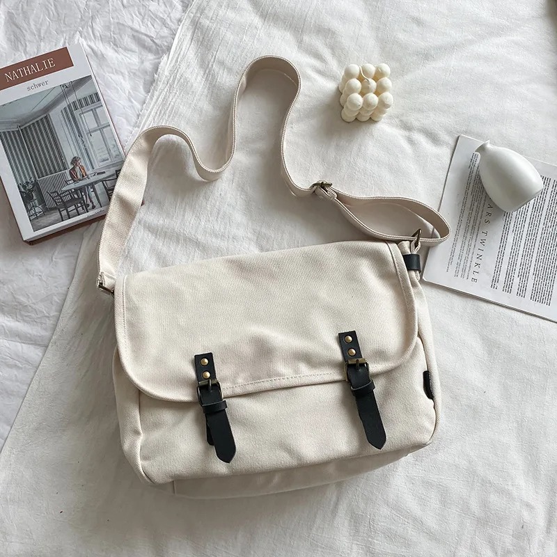 Besace Femme Fashion et Confortable posé sur un fond blanc avec accessoires à côté