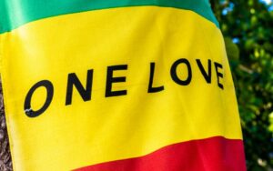 drapeau vert, jaune, rouge, marqué one love bob marley jamaique