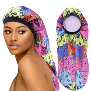 Bonnet Africain de Nuit Coloré porté par une femme africaine et sur fond blanc