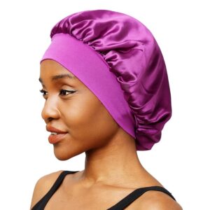 Bonnet Effet Soie de Nuit Violet Confortable porté par une femme de profil sur fond blanc