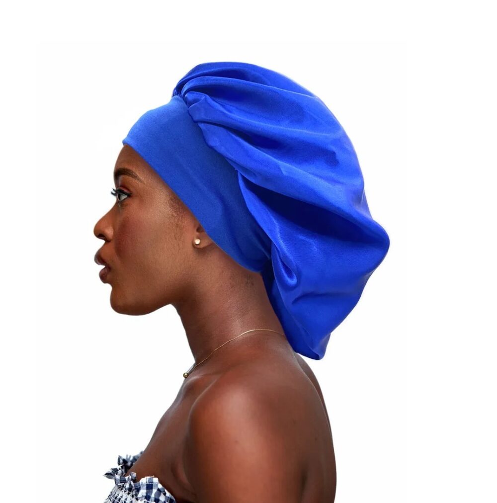 Bonnet Effet Soie Souple pour Dormir bleu porté par une femme de profil et sur fond blanc