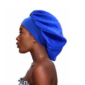 Bonnet Effet Soie Souple pour Dormir bleu porté par une femme de profil et sur fond blanc
