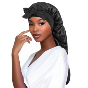 Bonnet en Soie pour Cheveux Tressés noir porté par une femme sur fond blanc
