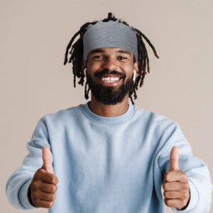 Bonnet Locks Élastique Respirant porté sur homme de face souriant et faisant des signes avec ses pouces et sur fond gris