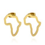 Boucles d'Oreille Africaine Chics et Traditionnelles dorées sur fond blanc