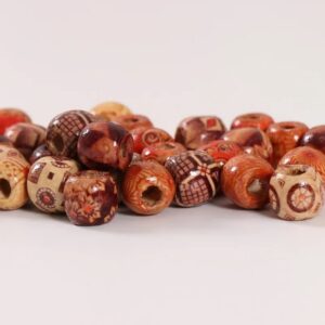 Lot de Cent Perles pour Cheveux en Bois avec Motifs Colorés sur fond gris