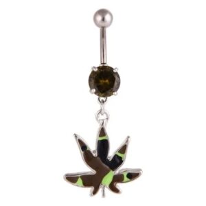 Piercing Rasta Style Jamaïcain noir sur fond blanc