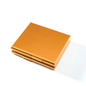 Étui à Cigarette Doré en Métal sur fond blanc