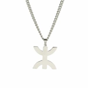 Collier Africain avec Pendentif Ethnique sur fond blanc