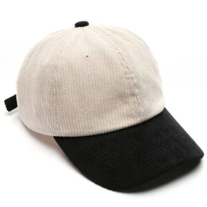Casquette Côtelée Blanche et Noire en Coton sur fond blanc