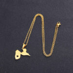 Collier Drapeau Guadeloupe Doré avec Cœur sur fond gris