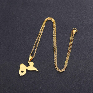 Collier Drapeau Guadeloupe Doré avec Cœur sur fond gris